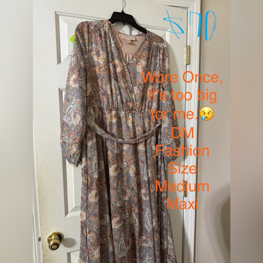 DM Fashion Size Medium Grey Fancy Maxi Dress, Is in perfect condition.😊🩵💐